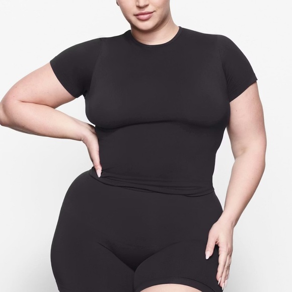 SKIMS- soft smoothing seamless t shirt - Picture 3 of 9